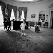 Präsident John F. Kennedy klatscht, während sein Sohn John Jr. und seine Tochter Caroline im Oval Office im Weißen Haus spielen. (Fotoquelle: Cecil Stoughton/John F. Kennedy Presidential Library and Museum)
