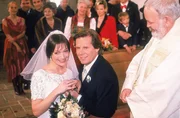 Das überglückliche Brautpaar, Sophie (Marion Mitterhammer) und Stefan (Sigmar Solbach), gibt sich vor dem Pfarrer (Michael Habeck) das Ja-Wort. Das überglückliche Brautpaar, Sophie (Marion Mitterhammer) und Stefan (Sigmar Solbach), gibt sich vor dem Pfarrer (Michael Habeck) das Ja-Wort.