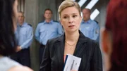 Die Direktorin Sürth (Susanne Schäfer, Mi.) kündigt Haftverschärfungen wegen des Alkoholfundes an. Die Direktorin Sürth (Susanne Schäfer, Mi.) kündigt Haftverschärfungen wegen des Alkoholfundes an.