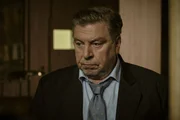 Richard Born (Armin Rohde) hat von seinem Büro aus gesehen, wie sich der schreckliche Unfall ereignet hat. Richard Born (Armin Rohde) hat von seinem Büro aus gesehen, wie sich der schreckliche Unfall ereignet hat.