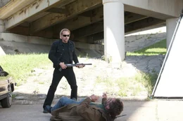 Der fl&uuml;chtige Kriminelle Milton (Nicolas Cage, hinten) hat seine einzige Tochter verlassen, als diese ein Teenager war, doch jetzt befindet sie sich in den H&auml;nden einer t&ouml;dlichen Sekte und er setzt alles in Bewegung, um sie zu retten ...