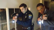 Frankie Rizzoli Jr. (Jordan Bridges, l.) und Det. Barry Frost (Lee Thompson Young) jagen einen skrupellosen Galeristen.