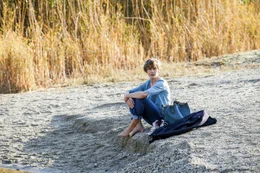 Vicky (Christiane Paul) landet mit ihrer Schwiegerfamilie in spe mitten in Anatolien und setzt sich zum Nachdenken an einen blauen See mitten in der karg-schroffen Landschaft.