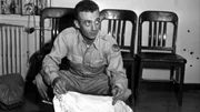 Landesweit veröffentlichten die Zeitungen ein Bild vom Fort Worth Army Air Field, auf dem Major Jesse A. Marcel am 8. Juli 1947 mit Trümmern posiert.
