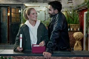Cecilia (Carina Koller) und Baris (Metehan Demiröz) überraschen sich gegenseitig mit romantischen Geschenken. Cecilia (Carina Koller) und Baris (Metehan Demiröz) überraschen sich gegenseitig mit romantischen Geschenken.