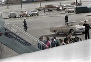 Jacqueline Kennedy und andere Mitglieder der Pr&auml;sidentengruppe bereiten sich auf das Einsteigen in die Air Force One vor, nachdem der Sarg von Pr&auml;sident John F. Kennedy in Love Field in Dallas in das Flugzeug getragen wurde.