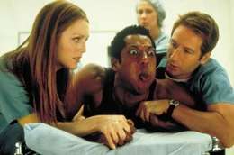 Bald machen allerlei gefr&auml;&szlig;ige Kreaturen und glibberige Substanzen Dr. Allison Reed (Julianne Moore, l.), Dr. Ira Kane (David Duchovny, r.) und Dr. Harry Block (Orlando Jones, M.) das Leben schwer ...