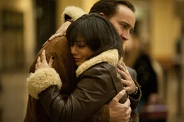Der Fall ist abgeschlossen, dank ihres Mutes und seiner vorurteilsfreien Entschlossenheit: Cindy (Vanessa Hudgens) verl&auml;sst Alaska Richtung S&uuml;den und verabschiedet sich von dem Mann, der ihr glaubte - Sergeant Jack Halcombe (Nicolas Cage).