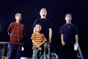 Malcolm (Frankie Muniz, li.), Reese (Justin Berfield, re.), Francis (Christopher Masterson, mi. hinten) und Dewey (Erik Per Sullivan) starren in die Nacht.