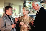 Julia und Arthur Laubach treffen in einer Bar auf Hans Sonnleitner (v.li.: Wolfram Berger, Christiane Hörbiger, Peter Bongartz).