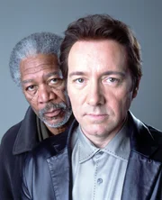 Um an die Hinterm&auml;nner zu kommen, muss sich der junge Journalist Joshua mit dem ausgebrannten Journalisten Moses Ashford (Morgan Freeman, l.) und dem ehrgeizigen Ermittler Wallace (Kevin Spacey, r.) auf eine schwierige Partnerschaft einlassen ...