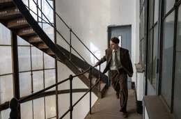 Szene eines Albtraums: Ernst Michel (Jonathan Berlin) im Labyrinth des Gef&auml;ngnis-Treppenhaus.