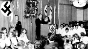 In der deutschen Schule in Davos wurde der Geburtstag von Adolf Hitler mit Hakenkreuz und Ansprache gefeiert. In der deutschen Schule in Davos wurde der Geburtstag von Adolf Hitler mit Hakenkreuz und Ansprache gefeiert.