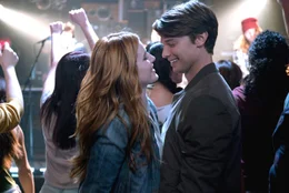 Katie Price (Bella Thorne) und Charlie Reed (Patrick Schwarzenegger)