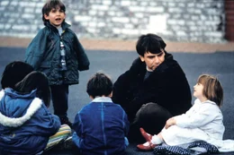 Daniel Lefebvre (Philippe Tourreton - 2. von rechts) ist Direktor einer Vorschule in einer nordfranz&ouml;sischen Kleinstadt. Hingebungsvoll arbeitet er mit den Sch&uuml;lern, versucht ihre Neugier zu wecken und ihre Kreativit&auml;t zu st&auml;rken. (Kinderdarsteller unbekannt.)