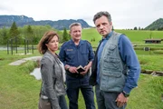 Der Forellenz&uuml;chter Markus Oberlechner (Roland Silbernagl, r.) hat im Wald ein Auto abfackeln sehen. Eine Leiche hat er nicht entdeckt. Nina (Julia Cencig, l.) und Kroisi (Ferry &Ouml;llinger, M.) rekonstruieren bereits.