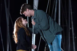 Katie Price (Bella Thorne) und Charlie Reed (Patrick Schwarzenegger)