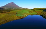 Der Vulkan Pico auf der gleichnamigen Azoren-Insel ist nicht nur der markanteste Gipfel der Azoren, sondern auch der höchste Berg der Inselgruppe (und zugleich Portugals). Der Vulkan Pico auf der gleichnamigen Azoren-Insel ist nicht nur der markanteste Gipfel der Azoren, sondern auch der höchste Berg der Inselgruppe (und zugleich Portugals).
