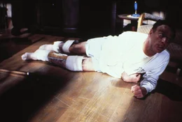 Was als gl&uuml;ckliche Rettung begann, endet als Horrortrip: Mit gebrochenen Beinen versucht Paul Sheldon (James Caan), seiner 'Retterin' zu entkommen ...