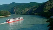 Das Kreuzfahrtschiff fährt auf der Donau durch zehn Länder und läuft vier Hauptstädte an. Das Kreuzfahrtschiff fährt auf der Donau durch zehn Länder und läuft vier Hauptstädte an.