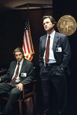 Als Cop Eldon Perry (Kurt Russell) mit seinem jungen Partner Bobby Keough (Scott Speedman, l.) die Ermittlungen in einem brutalen Raubmordfall aufnimmt, sto&szlig;en sie auf ein undurchsichtiges Geflecht aus Intrigen und Gewalt, in das auch ihre Vorgesetzten verwickelt sind ...