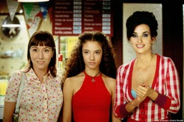 Sole (Lola Due&ntilde;as), Paula (Yohanna Cobo), Raimunda (Pen&eacute;lope Cruz)