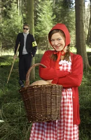 Wer nicht hören will, muss fühlen: Christian Tramitz (l.) und Rotkäppchen (Hannah Herzsprung (r.) ... Wer nicht hören will, muss fühlen: Christian Tramitz (l.) und Rotkäppchen (Hannah Herzsprung (r.) ...