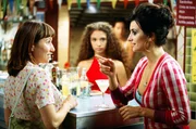 Raimunda (Penelope Cruz, re.) bringt mit ihrer Tochter Paula (Yohana Cobo, Mitte) ein zum Verkauf stehendes Restaurant wieder in Schwung und erh&auml;lt Besuch von ihrer Schwester Sole (Lola Duenas).