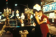 Austin Powers (Mike Myers) ist total in Vanessa (Elizabeth Hurley) verschossen.