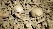 Karner. Ein Karner ist ein Beinhaus auf mittelalterlichen Friedhöfen, in dem Skelette und Knochen von Verstorbenen gelagert werden, sobald der Platz für neue Gräber benötigt wird.