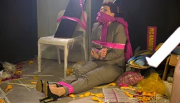 Konzernchefin Brenda (Gayle Tufts) hat sich die Er&ouml;ffnung ihres 999. Elektromarktes anders vorgestellt.