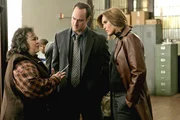 Die Sozialarbeiterin Felicity Gill (Drucie McDaniel, l.) kann sich an den Mann erinnern, dessen Foto ihr Detective Stabler (Christopher Meloni) und Detective Benson (Mariska Hargitay) zeigen.