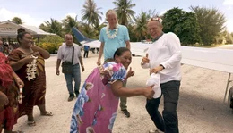 Ankunft des ZDF-Teams auf dem Flughafen des Enewetak-Atolls.