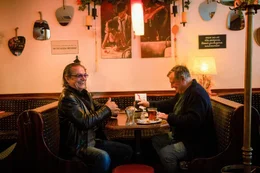 v.li.: Produzent Christian Kolonovits und Texter Joesi Prokopetz, zwei langj&auml;hrige Weggef&auml;hrten von Ambros, beim Fr&uuml;hst&uuml;ck im Schweden Espresso in Wien.