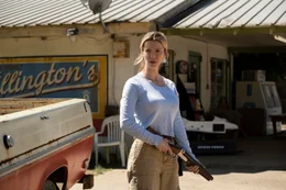 Crystal (Betty Gilpin)  Die Verwendung des sendungsbezogenen Materials ist nur mit dem Hinweis und Verlinkung auf RTL+ gestattet.