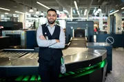 Ahmed El-Dannaoui posiert für ein Porträt am Flughafen Melbourne.