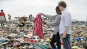 Kenia importiert 180.000 Tonnen gebrauchte Textilien jedes Jahr, ein Großteil landet auf der Dandora-Mülldeponie. Textilmüll-Aktivistin Janet Chemitei und WeltWeit-Reporter Patrick A. Hafner. Kenia importiert 180.000 Tonnen gebrauchte Textilien jedes Jahr, ein Großteil landet auf der Dandora-Mülldeponie. Textilmüll-Aktivistin Janet Chemitei und WeltWeit-Reporter Patrick A. Hafner.