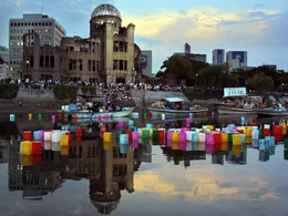 Allj&auml;hrlich zum Gedenktag an den US-Atombombenangriff, am Abend des 6. August, setzen die Einwohner von Hiroshima Lampions auf den Fluss. Jedes steht f&uuml;r die Seele eines der Toten.