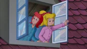 Bibi (r.) und Tina (l.) hören nachts etwas Verdächtiges auf dem Martinshof. Bibi (r.) und Tina (l.) hören nachts etwas Verdächtiges auf dem Martinshof.