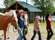 Lous neues Geschäftskonzept: Vertrauensbildung mit Pferden: Amber Marshall als Amy Fleming, Graham Wardle als Ty Borden, Jessica Amlee als Mallory Wells, Michelle Morgan als Lou Fleming.