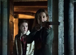 L - R: Summer H. Howell als Renee, Camille Sullivan als Anne