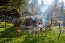 Wolfgang Ambros vor einem Feuer auf einer Alm nahe Waidring in Tirol.