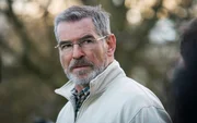 Liam Hennessy (Pierce Brosnan) k&auml;mpft um sein politisches &Uuml;berleben und sucht selbst nach den Drahtziehern des IRA-Bombenanschlags.