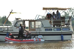 Zum Angriff! Werner (Michael Gaedt, stehend im Schlauchboot) holt zum entscheidenden Schlag gegen Henner (Stephan Sz&aacute;sz, auf dem Hausboot links), Finke (Golo Euler, rechts) und vor allem Simon (Gabriel Merz, auf dem Hausboot Mitte) aus.