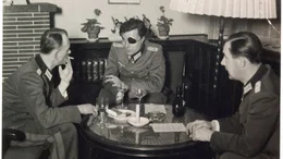 Claus Schenk Graf von Stauffenberg im Offizierscasino, einen Monat vor seinem Attentat auf Hitler am 20. Juli 1944. Hier eine neu entdeckte Aufnahme.