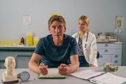 Fritz Fuchs (Guido Hammesfahr, links) versucht gemeinsam mit der Allergologin (Susan Sideropoulos, rechts) herauszufinden, was seine Allergie ausgelöst haben könnte.