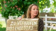 Britta (Jelena Mitschke) findet den Dornenhof nach wie vor unheimlich und will Carla (Maria Fuchs m.) den Kauf ausreden. Britta (Jelena Mitschke) findet den Dornenhof nach wie vor unheimlich und will Carla (Maria Fuchs m.) den Kauf ausreden.