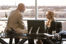 Findet Pepper Potts (Gwyneth Paltrow, r.) im B&uuml;ro des stellvertretenden Gesch&auml;ftsf&uuml;hrers Obadiah Stane (Jeff Bridges, l.) belastende Beweise und kann ihren Chef Tony Stark vor dem geldgierigen, skrupellosen Gesch&auml;ftsmann retten?