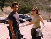 Warrick (Gary Dourdan) und Sara (Jorja Fox) finden R&uuml;ckst&auml;nde von Chloroform an den Reifen des Busses. Bedeutet das, dass jemand den Bus absichtlich verungl&uuml;cken lie&szlig;?