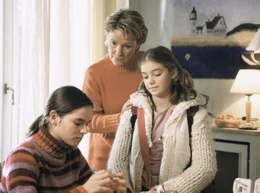 Astrid (Mariele Millowitsch) mit ihren T&ouml;chtern Imke (Lea Kurka, li.) und Luzie (Diane Siemons Willems).